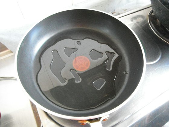 水在热油锅里为什么会爆炸