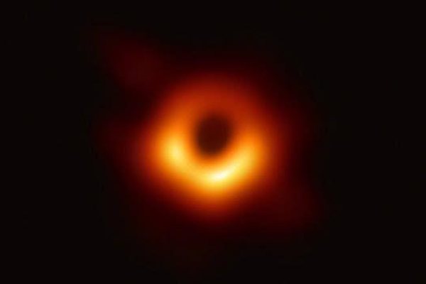 人类首张黑洞照片