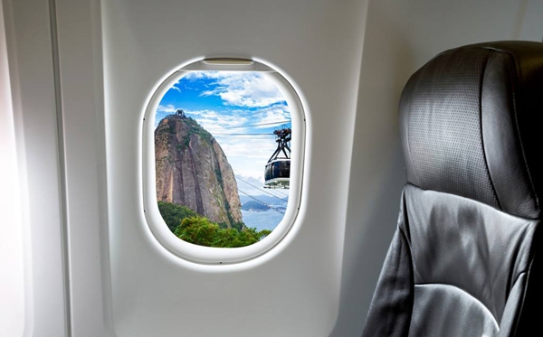 为什么飞机窗户玻璃上有个洞,飞机上的窗户为什么有一个小孔