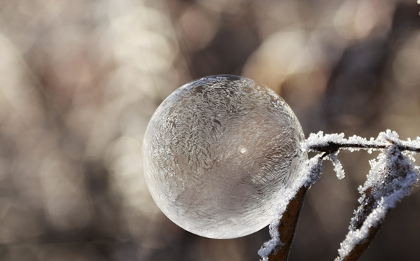 为什么雪是白色的而冰是透明的,雪花和冰的区别是什么？