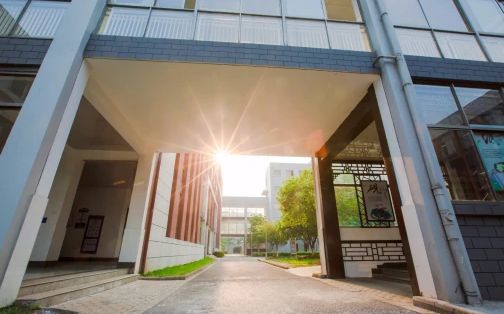 昆山经济技术开发区高级中学简介概况（建校历史、地址、师资、校训、环境）