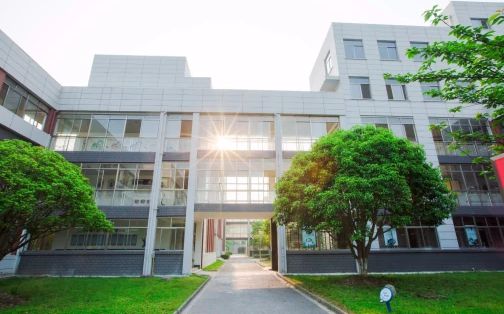 昆山经济技术开发区高级中学是公立还是私立,是重点中学吗？