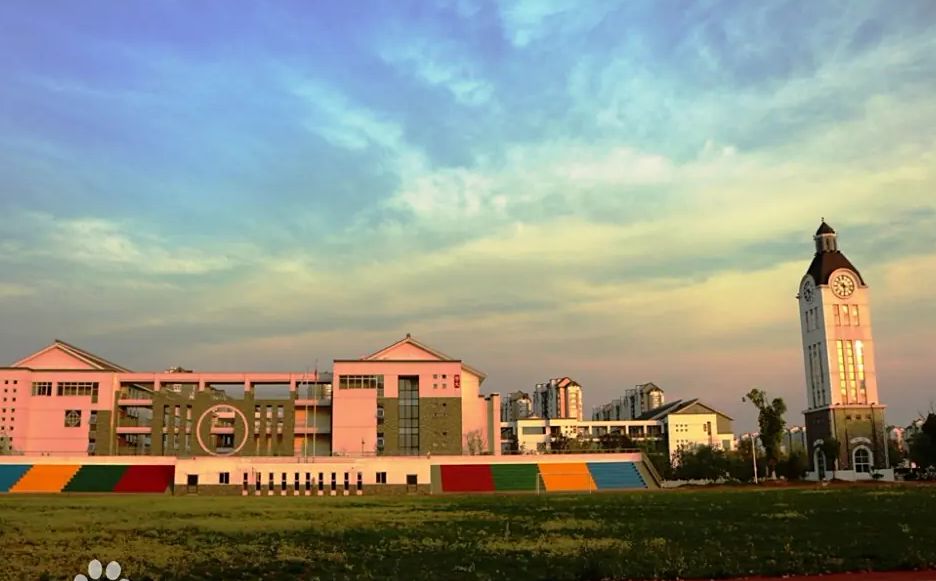 张家港市崇真中学是公立还是私立,是重点中学吗？