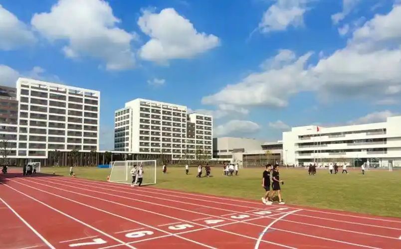 巴城高级中学是公立还是私立,是重点中学吗？