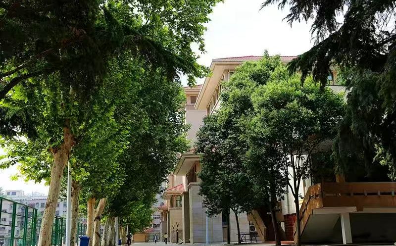 郑州市第二中学是公立还是私立,是重点中学吗？