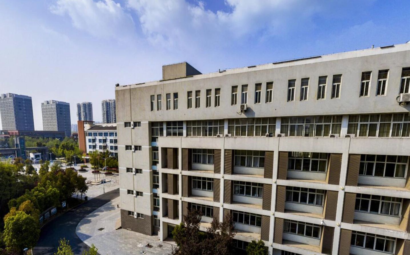 合肥市第一中学简介概况(建校历史、地址、师资、校训、环境)