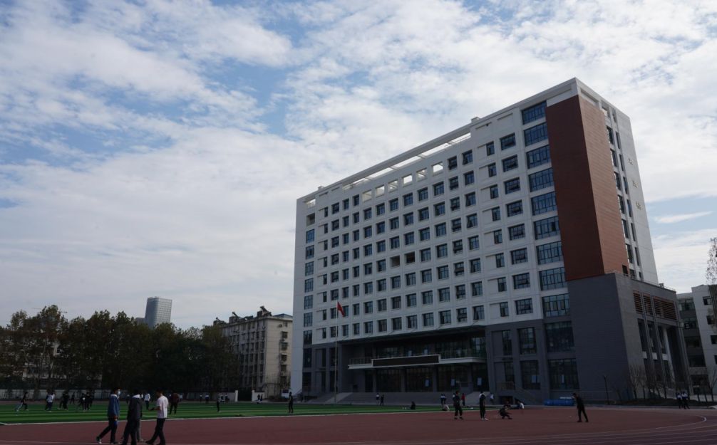 合肥市第三中学是公立还是私立,是重点中学吗？