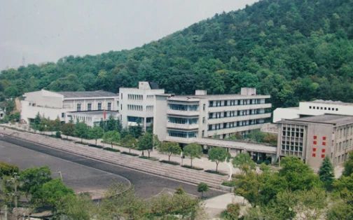 浙江大学附属中学简介概况（建校历史、地址、师资、校训、环境）