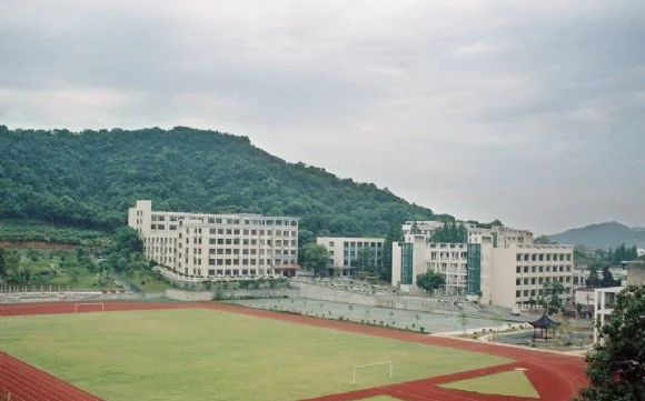 杭州市西湖高级中学校区在哪_在哪个区？