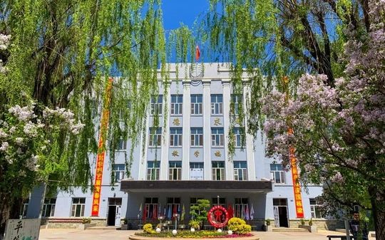哈尔滨市第六中学校是公立还是私立,是重点中学吗？
