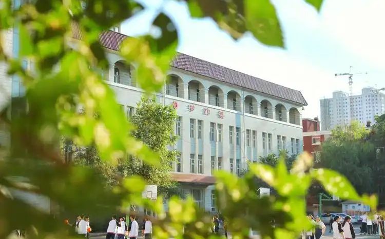 哈尔滨市第四中学校是公立还是私立,是重点中学吗？
