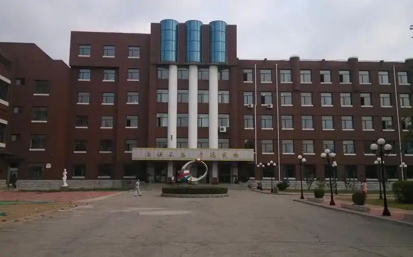 沈阳市辽中区第一高级中学是公立还是私立,是重点中学吗？