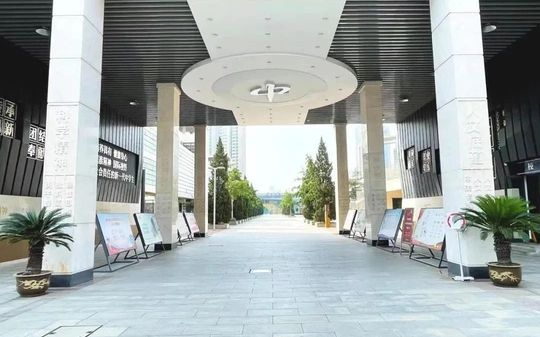 天津市第四十二中学是公立还是私立,是重点中学吗？