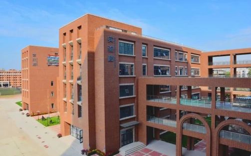 石家庄市第二中学是公立还是私立,是重点中学吗？