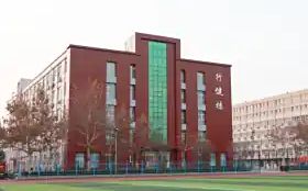 石家庄精英中学是公立还是私立,是重点中学吗？