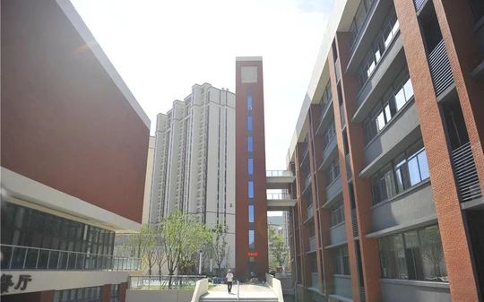 山东省济钢高级中学是公立还是私立,是重点中学吗？
