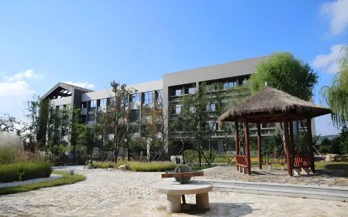 山东省青岛第六中学简介概况（建校历史、地址、师资、校训、环境）