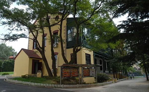 山东省青岛第九中学简介概况（建校历史、地址、师资、校训、环境）