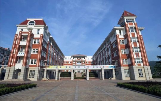 青岛西海岸新区致远中学校区在哪_在什么区？