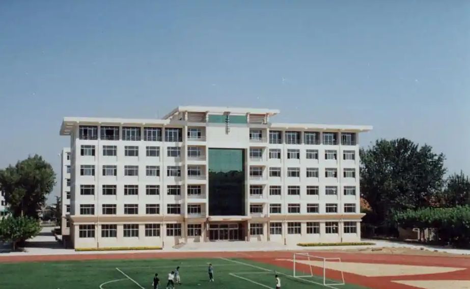 青岛市即墨区第一中学是公立还是私立,是重点中学吗？