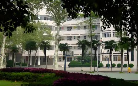 武汉市第十一中学是公立还是私立,是重点中学吗？