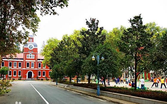 武汉市第四中学是公立还是私立,是重点中学吗？