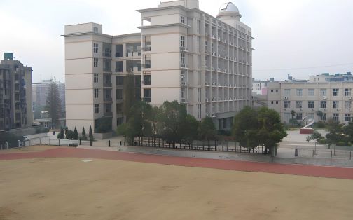 武汉市第三中学是公立还是私立,是重点中学吗?