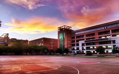 武汉中学是公立还是私立,是重点中学吗?