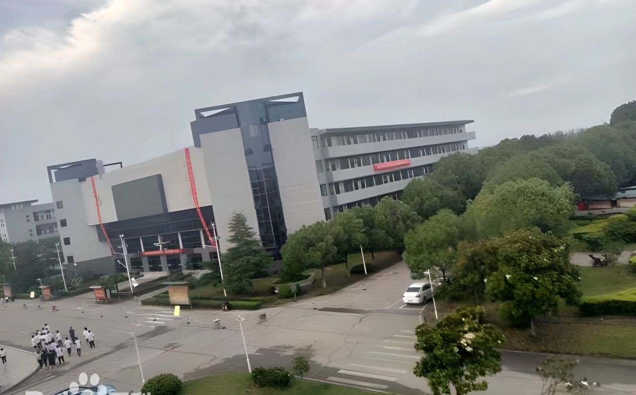 武汉市黄陂区第一中学简介概况(建校历史、地址、师资、校训、环境)
