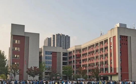 武汉市马房山中学是公立还是私立,是重点中学吗？