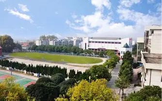 武汉市新洲区第四中学是公立还是私立,是重点中学吗？