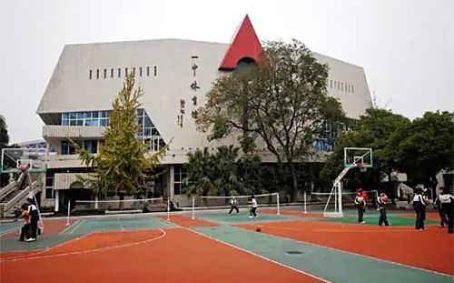 湖南省长沙市第一中学是公立还是私立,是重点中学吗？