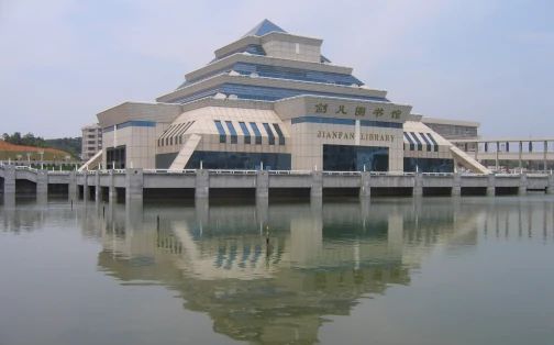 长沙市周南中学是公立还是私立,是重点中学吗？