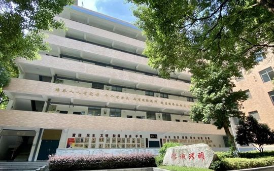 长沙铁路第一中学是公立还是私立,是重点中学吗？