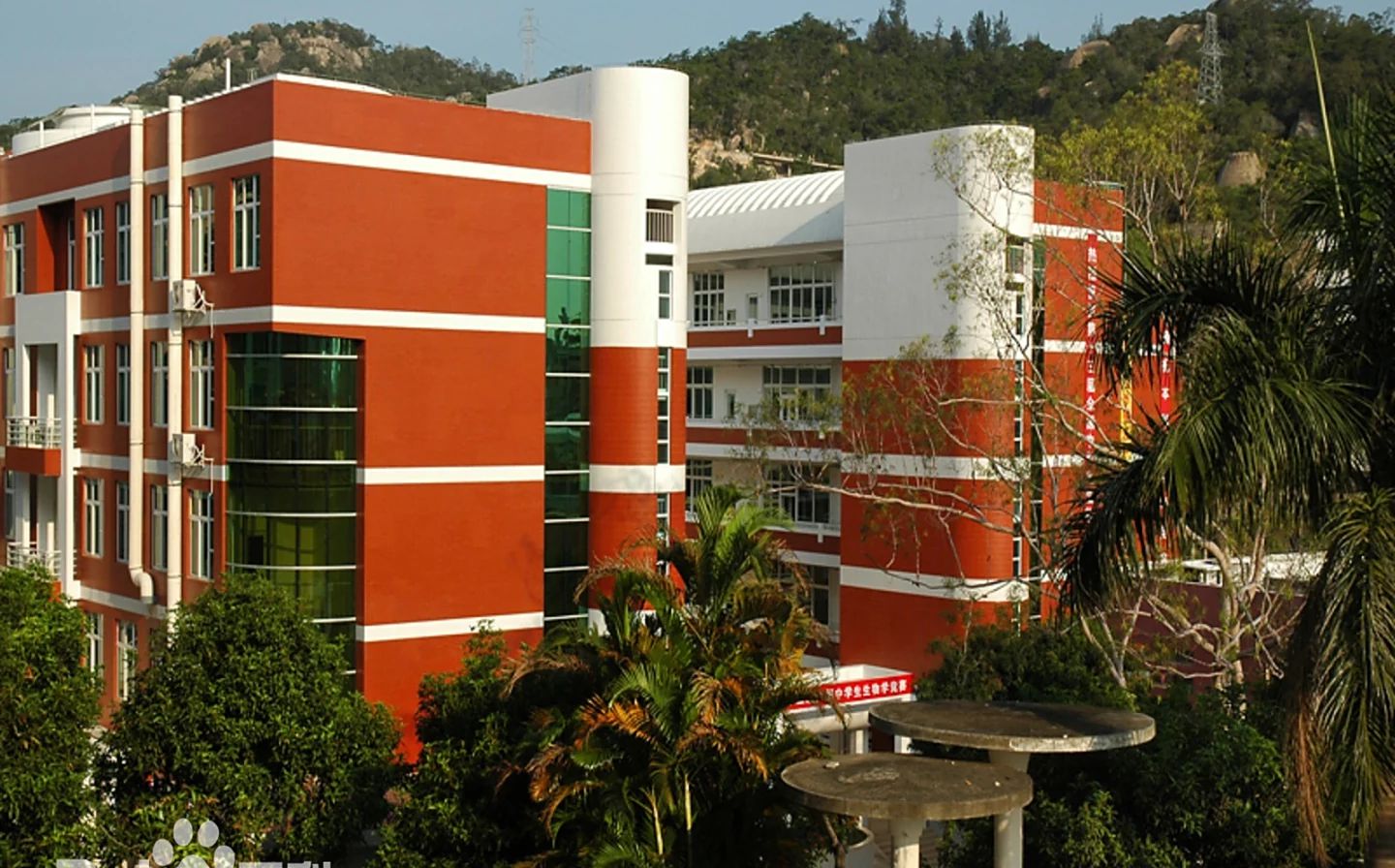 福建省厦门第一中学是公立还是私立,是重点中学吗?