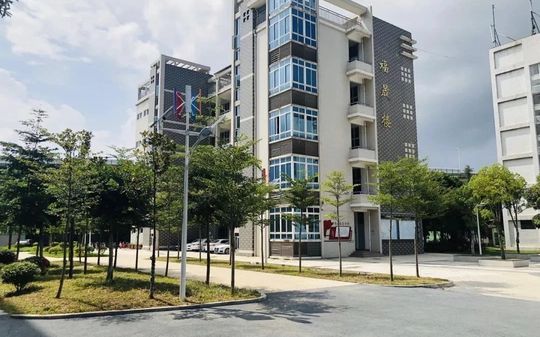 福州市鼓山中学是公立还是私立,是重点中学吗？