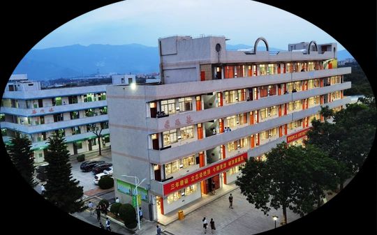 厦门市五显中学是公立还是私立,是重点中学吗？