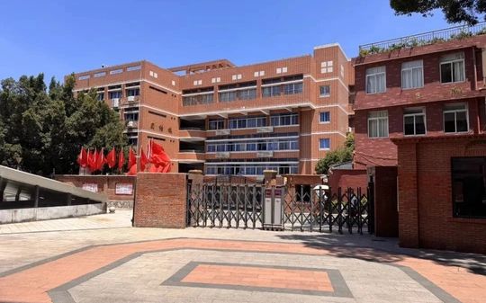 福建省福州高级中学是公立还是私立,是重点中学吗？