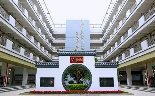 深圳市新安中学是公立还是私立,是重点中学吗？